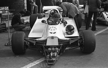 Mc Gough tomando la temperatura