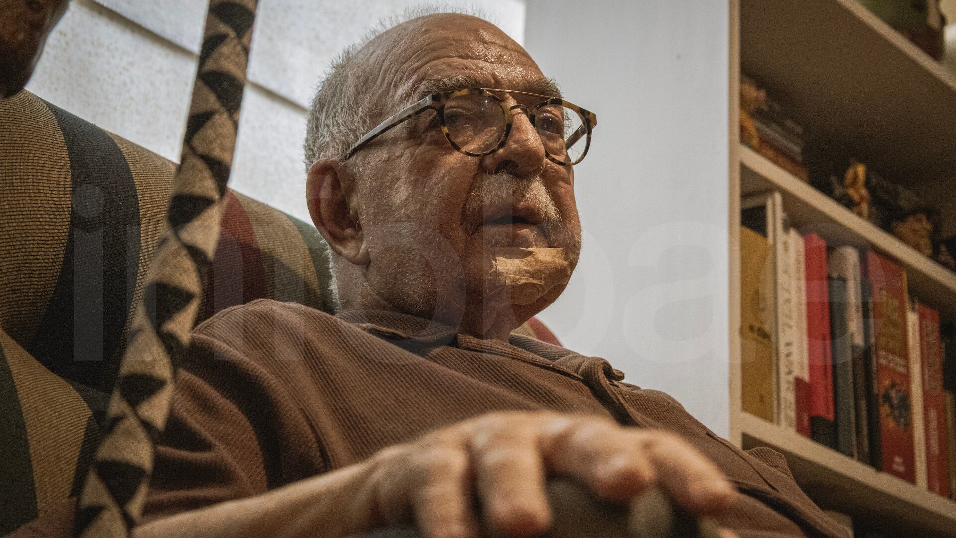 El periodista Chema Salcedo reconoce que la enfermedad no ha doblegado su vocación y que su mayor anhelo es dejar un legado a través de sus memorias escritas. (Paula Elizalde)