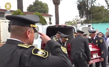 Homenaje al oficial Román Martínez.