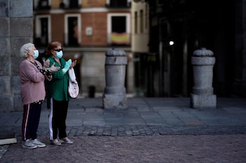 Mujeres mayores con máscaras faciales