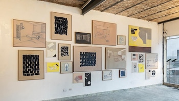 Eileen Gray revive en Buenos Aires con una muestra que cruza arte, diseño y arquitectura