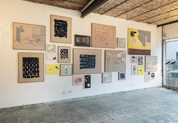 Serie de óleos sobre muebles modernos, donde Levinton explora los materiales y las formas creadas por Gray