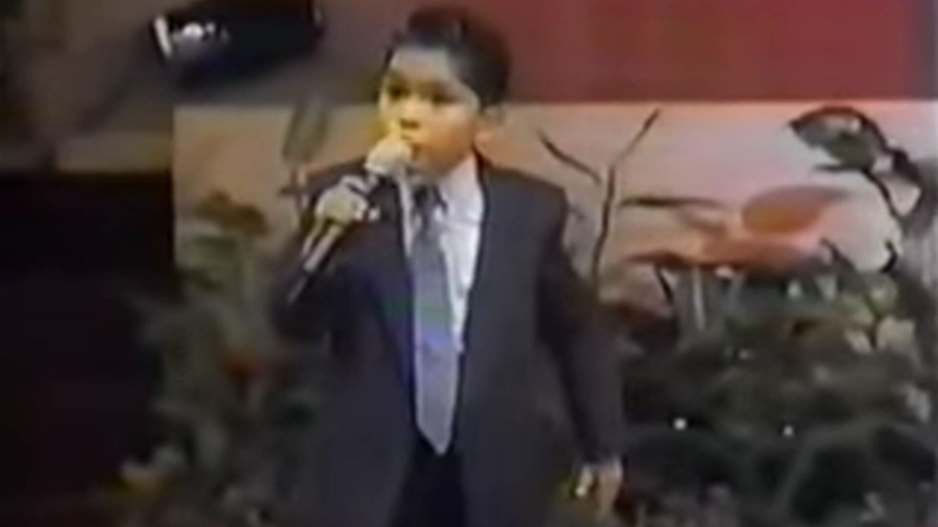 De niño llenaba estadios con su voz profética. Hoy, Nezareth transforma esos ecos antiguos en canciones que narran su fe, sus luchas y el largo tránsito hacia sí mismo. (Captura: @JOSFRATV)