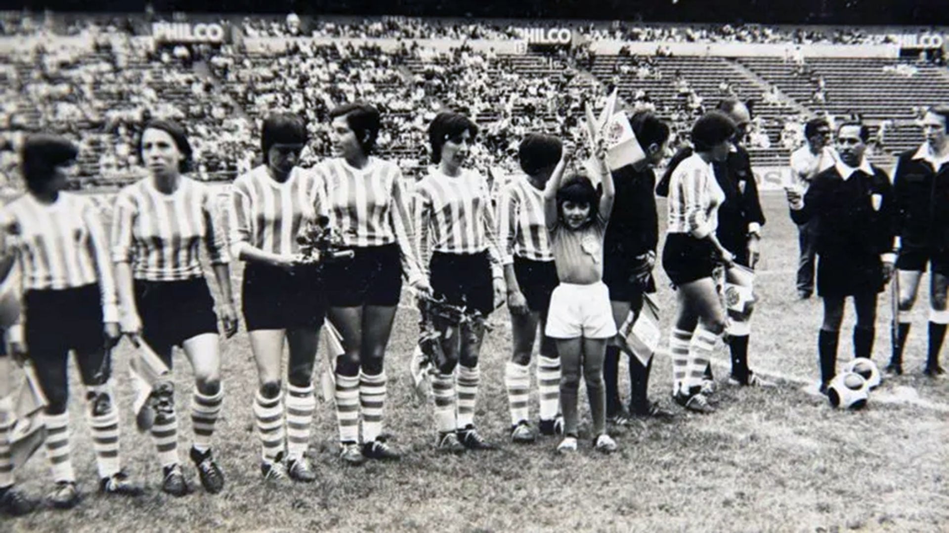 El equipo argentino, con camisetas la celeste y blanca hecha a mano. Estas mujeres hicieron historia a fuerza de talento y convicción (Las Pioneras del Fútbol Femenino ARG)
