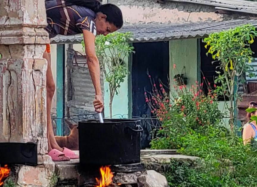 También coincide con cortes prolongados de electricidad, por lo que muchas familias han perdido dos de sus principales opciones para preparar alimentos. (Infobae Cuba/ Cortesia Food monitor program)