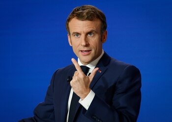 El presidente francés, Emmanuel Macron, ha reclamado a Hungría y Polonia que respeten el Estado de derecho, y lo ha vinculado al desembolso de fondo europeos, algo que los socios comunitarios con conflictos abiertos con Bruselas consideran discriminatorio.EFE/EPA/LUDOVIC MARIN / POOL MAXPPP OUT