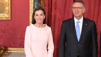 La prensa internacional elogia a la reina Letizia tras su último look en el Palacio Real: “Especialmente elegante”
