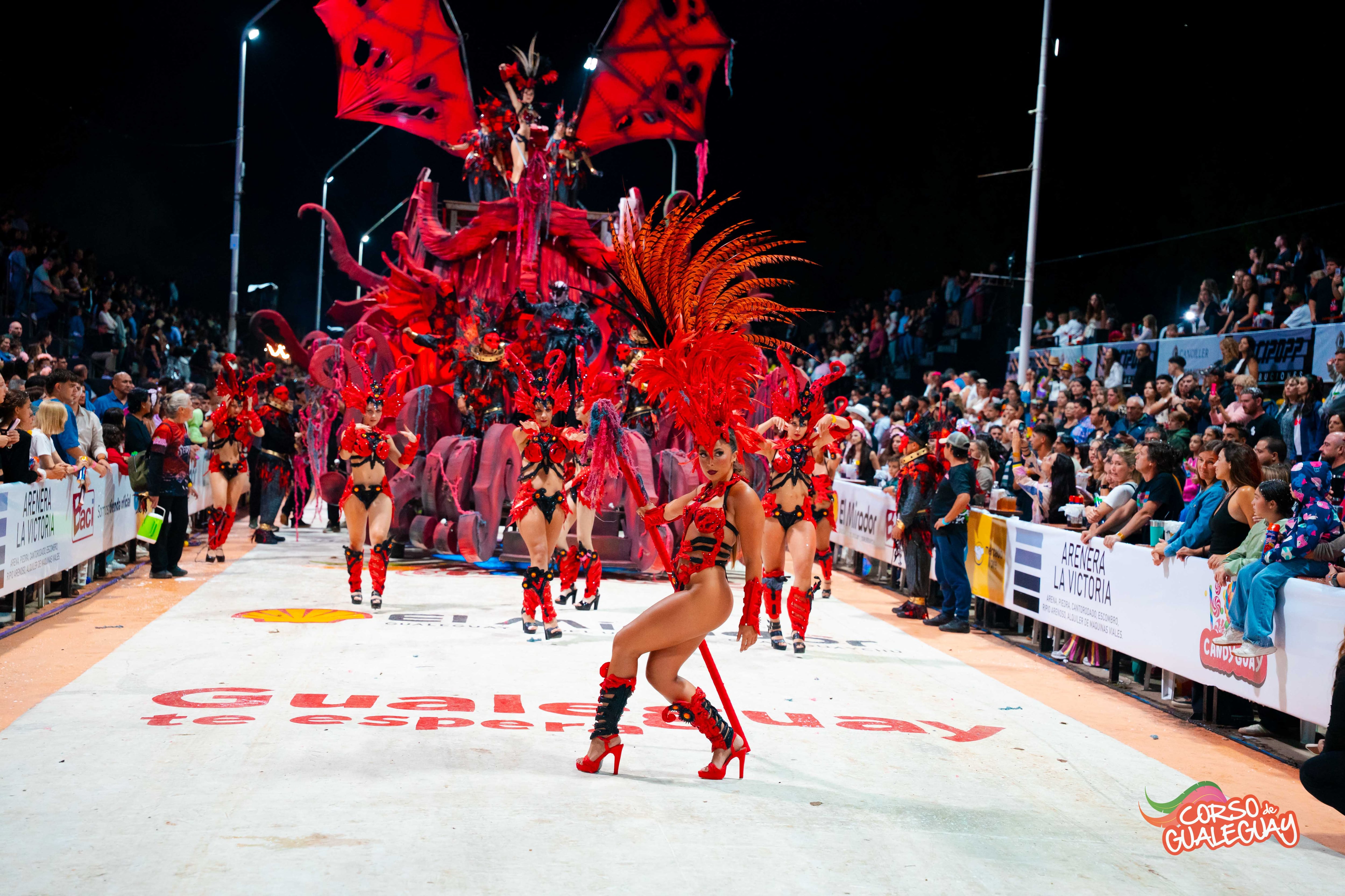 Las comparsas Si-Sí K’rumbay y Samba Verá ocuparon el centro de la escena con propuestas propias y gran cantidad de participantes