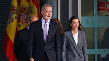 La Reina Letizia recupera su infalible traje de cuadros oversize de Hugo Boss en el arranque de su viaje a Finlandia