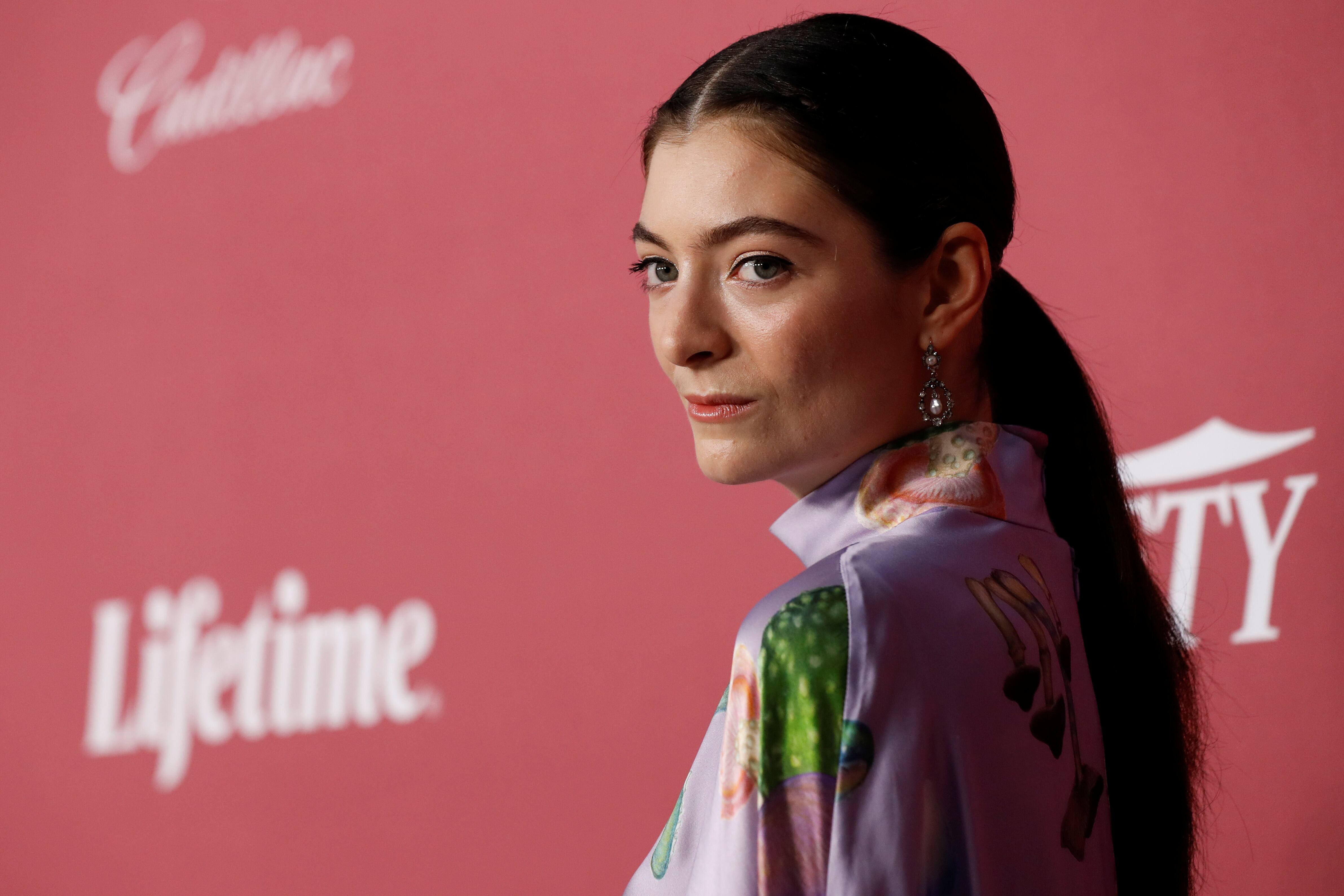 Lorde atraviesa un proceso de autodescubrimiento que redefine su identidad y desafía las normas establecidas en su último álbum (REUTERS/Mario Anzuoni)