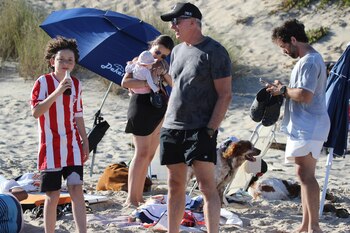 Sebastián junto al hijo que