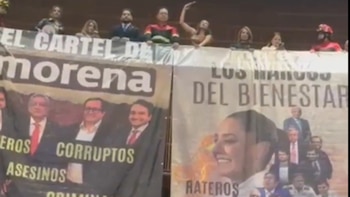 PRI provoca enfrentamiento con Morena en la Cámara de Diputados y despliega lonas con la leyenda “Narcos del bienestar”