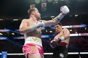 Canelo le pega al aire,