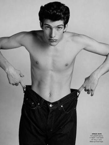 Iván de Pineda con jeans de cinco bolsillos de Armani Jeans, en el cierre de la producción "Top Boy" fotografiada por Bruce Weber para L'Uomo Vogue