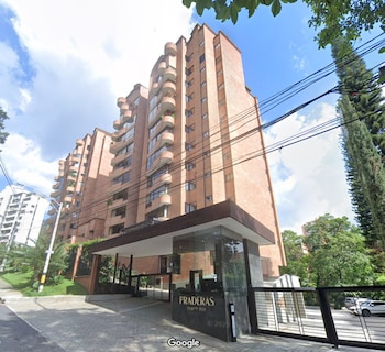 El inmueble, ubicado en el exclusivo sector de El Poblado en Medellín, fue escenario de fiestas con celebridades, conflictos con vecinos y hallazgos de equipos de interceptación de comunicaciones - crédito Google Maps