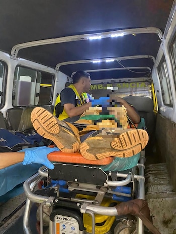 En Sensuntepeque, Cabañas Este, un peatón aparentemente ebrio fue atropellado por un motociclista y ambos resultaron lesionados. (Foto cortesía Comandos de Salvamento)