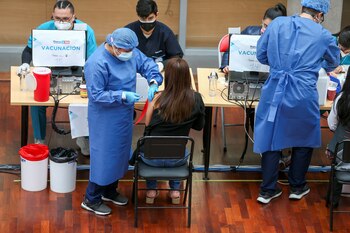 Una persona recibe una dosis de la vacuna contra la covid-19 en Quito (Ecuador), en una fotografía de archivo. EFE/José Jácome