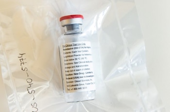 Una ampolla de remdesivir antiviral COVID-19 de Gilead Sciences se muestra durante una conferencia de prensa en el Hospital Universitario Eppendorf (UKE) en Hamburgo, Alemania. 8 de abril de 2020. Ulrich Perrey/Pool vía REUTERS