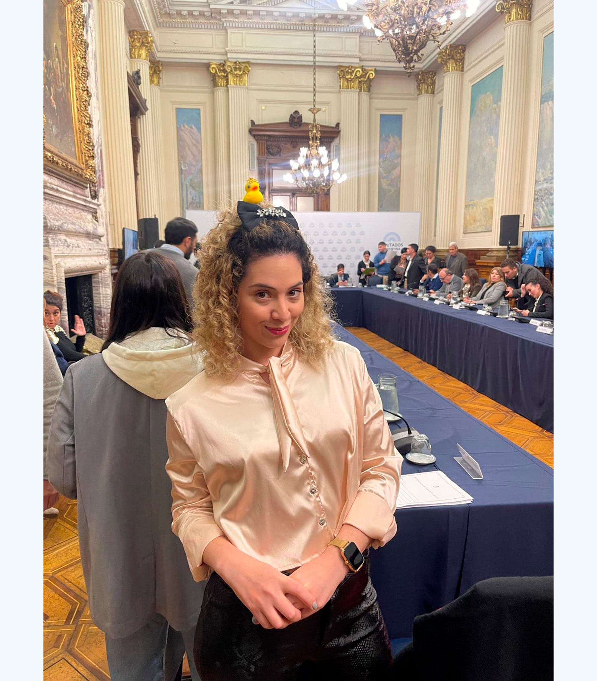Lourdes Arrieta con un patito kawaii en la cabeza, en el Congreso de la Nación.