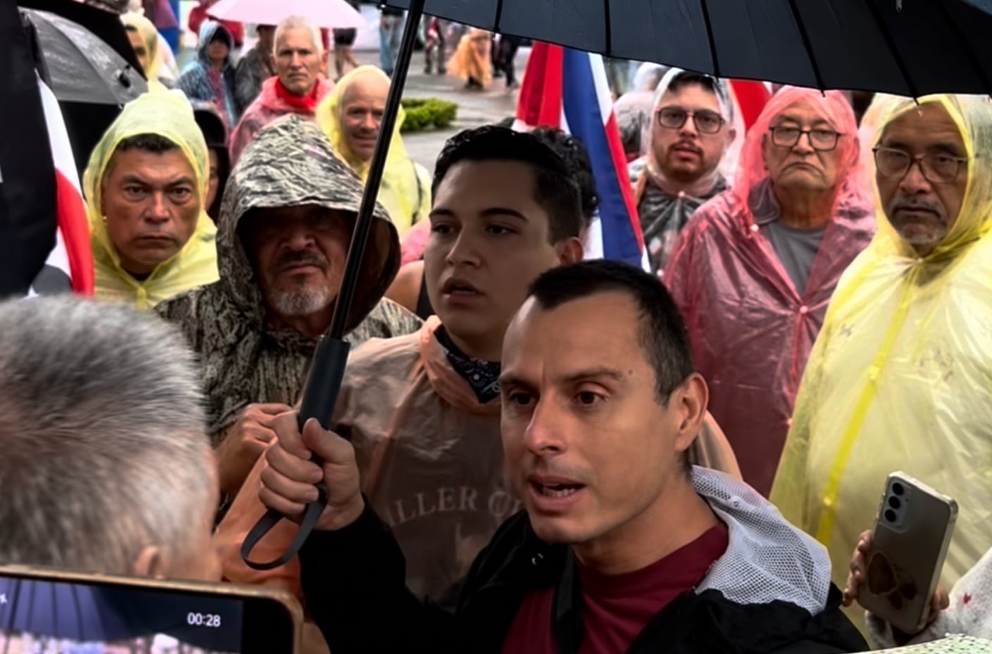 Manifestantes y simpatizantes del Gobierno protagonizaron momentos de tensión en los alrededores de la Plaza Mayor de Cartago. Crédito: Central Noticias