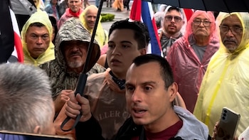 Tensión en Cartago antes de la llegada de la Antorcha: Fuerza Pública interviene entre manifestantes y simpatizantes del Gobierno de Laura Fernández