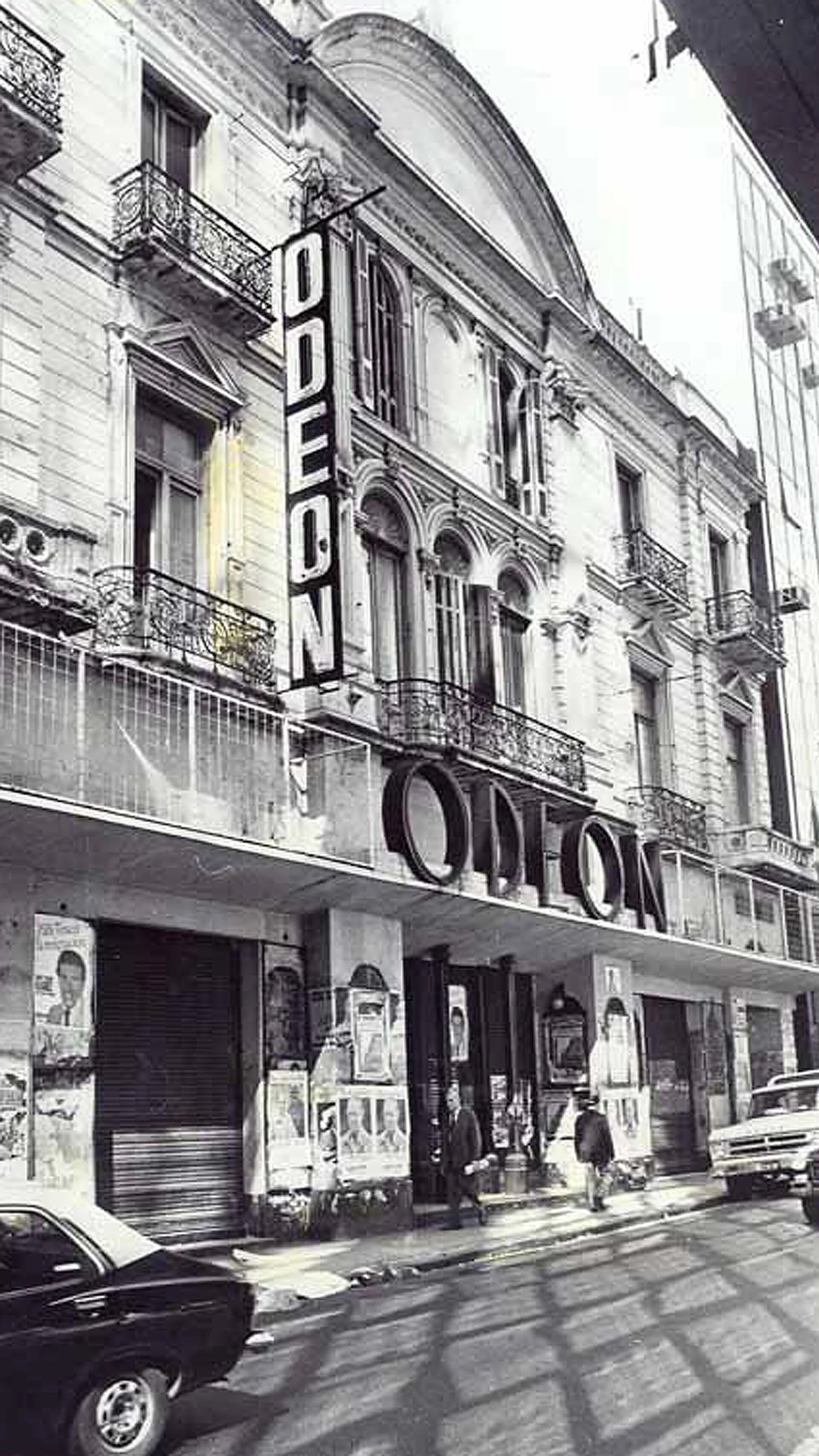 El Teatro Odeón, en Esmeralda casi Corrientes, fue sede de la proyección de cine que se inscribió oficialmente como la primera de la Argentina.