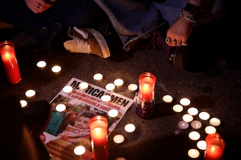 La acampada de Sol recuerda a Maricarmen, fallecida este miércoles. (EFE/Juanjo Martín)
