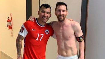 Gary Medel y Lionel Messi