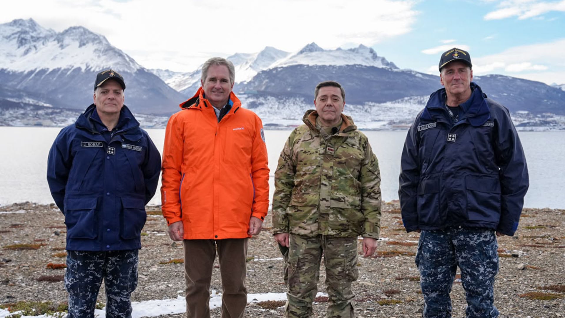 El canciller Pablo Quirno y el ministro de Defensa, Carlos Presti, posan junto a autoridades militares en la zona donde se construirá la Base Naval Integrada de Ushuaia