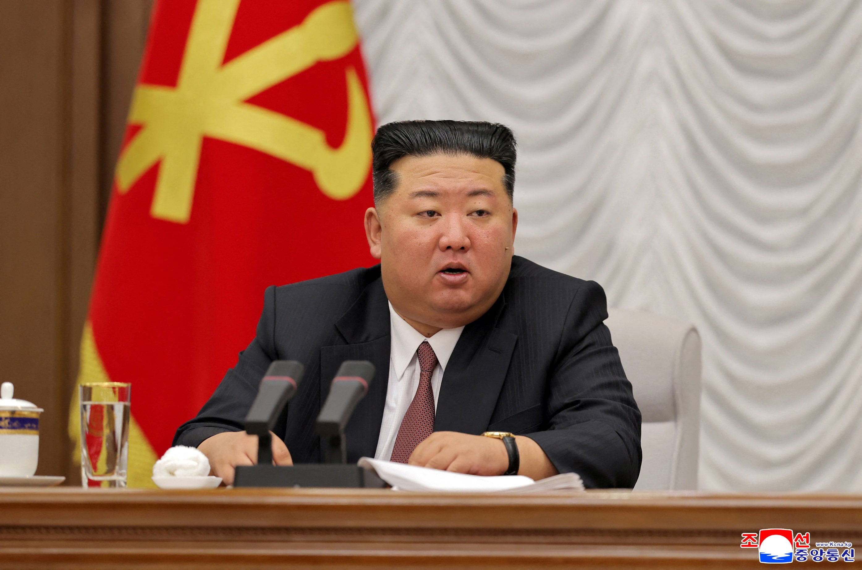 El dictador norcoreano Kim Jong-un habla durante una reunión ampliada de la Comisión Militar Central del gobernante Partido de los Trabajadores en Corea del Norte, el 9 de julio de 2026 (REUTERS/Archivo)