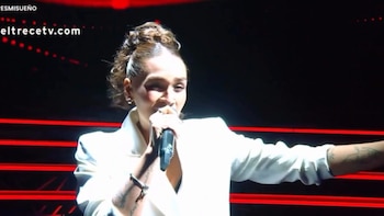 Joaquina Carruitero interpreta “Sweet Dreams” en el escenario de ‘Es Mi Sueño’ ante el jurado argentino.