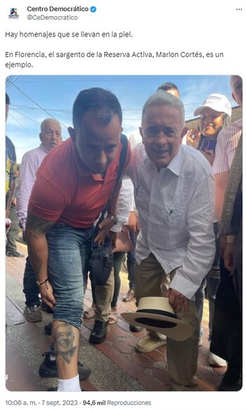 Durante su visita a Florencia, Álvaro Uribe se tomó una foto con un soldado del Ejército Nacional que se tatuó su rostro en una de sus piernas - crédito @cedemocratico/X