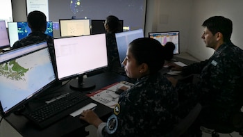 Los buques y aviones militares