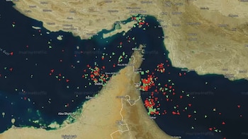 Estados Unidos e Irán dicen tener el control del estrecho de Ormuz mientras el tráfico se mantiene reducido