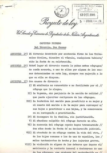 Documento antiguo en papel blanco mostrando el encabezado 'Proyecto de ley' y texto legal en español sobre el divorcio, con un sello y la fecha 13 SET. 1985