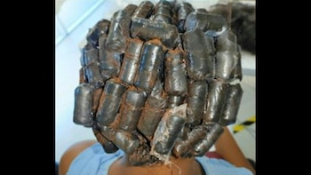 Dos mujeres colombianas fueron detenidas el viernes en el aeropuerto internacional de Tocumen de Panamá cuando trataban de viajar a España con cocaína escondida debajo de pelucas, informó la Procuraduría General del país centroamericano.