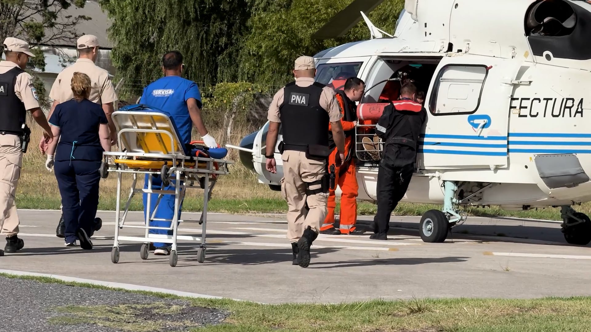 La coordinación incluyó la intervención de una ambulancia y bomberos en el helipuerto para asegurar el traslado inmediato al hospital