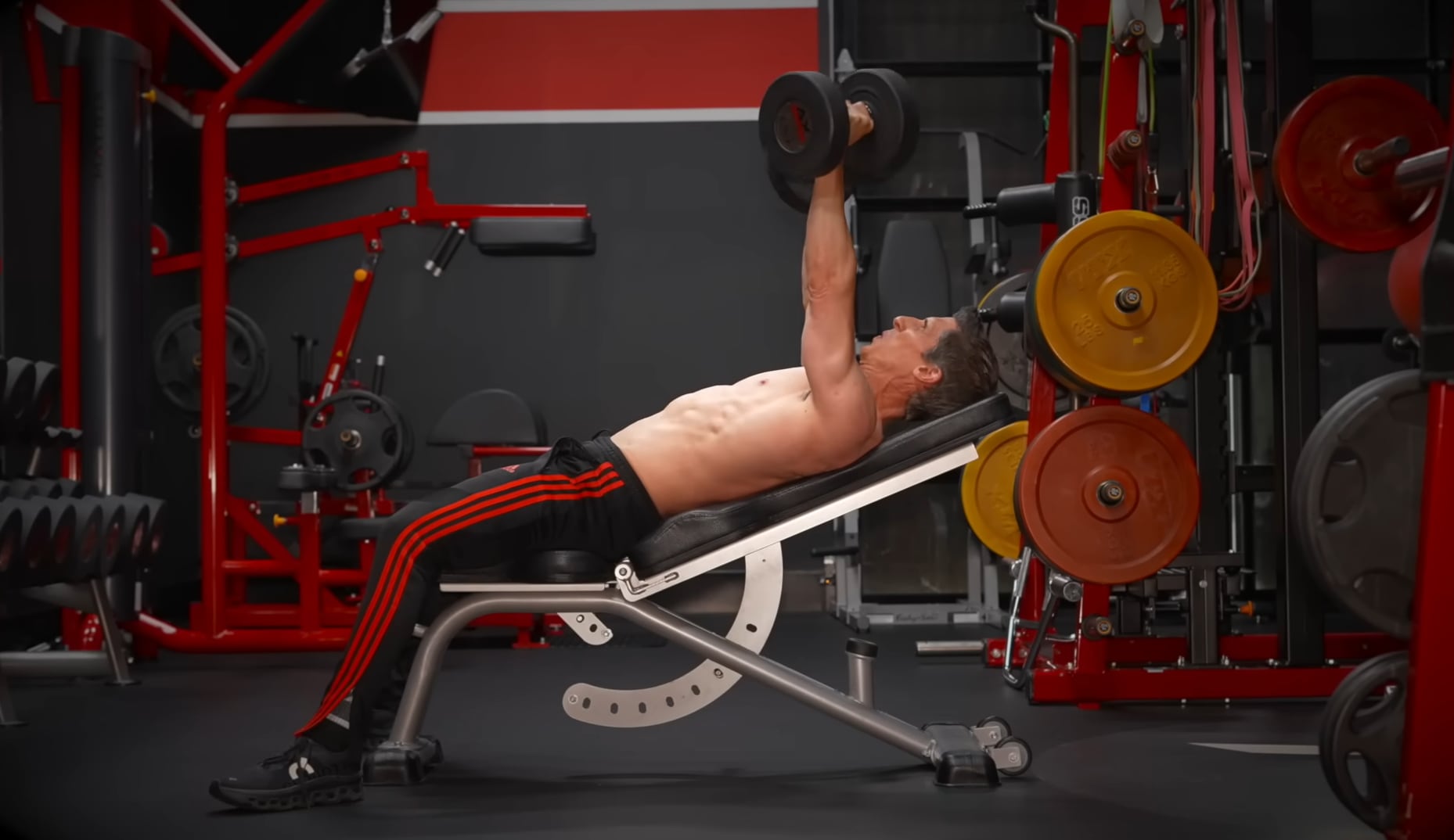 Según el entrenador, el ángulo de 30 grados permite combinar fuerza y menor estrés articular (Captura de video: YouTube/@athleanx)