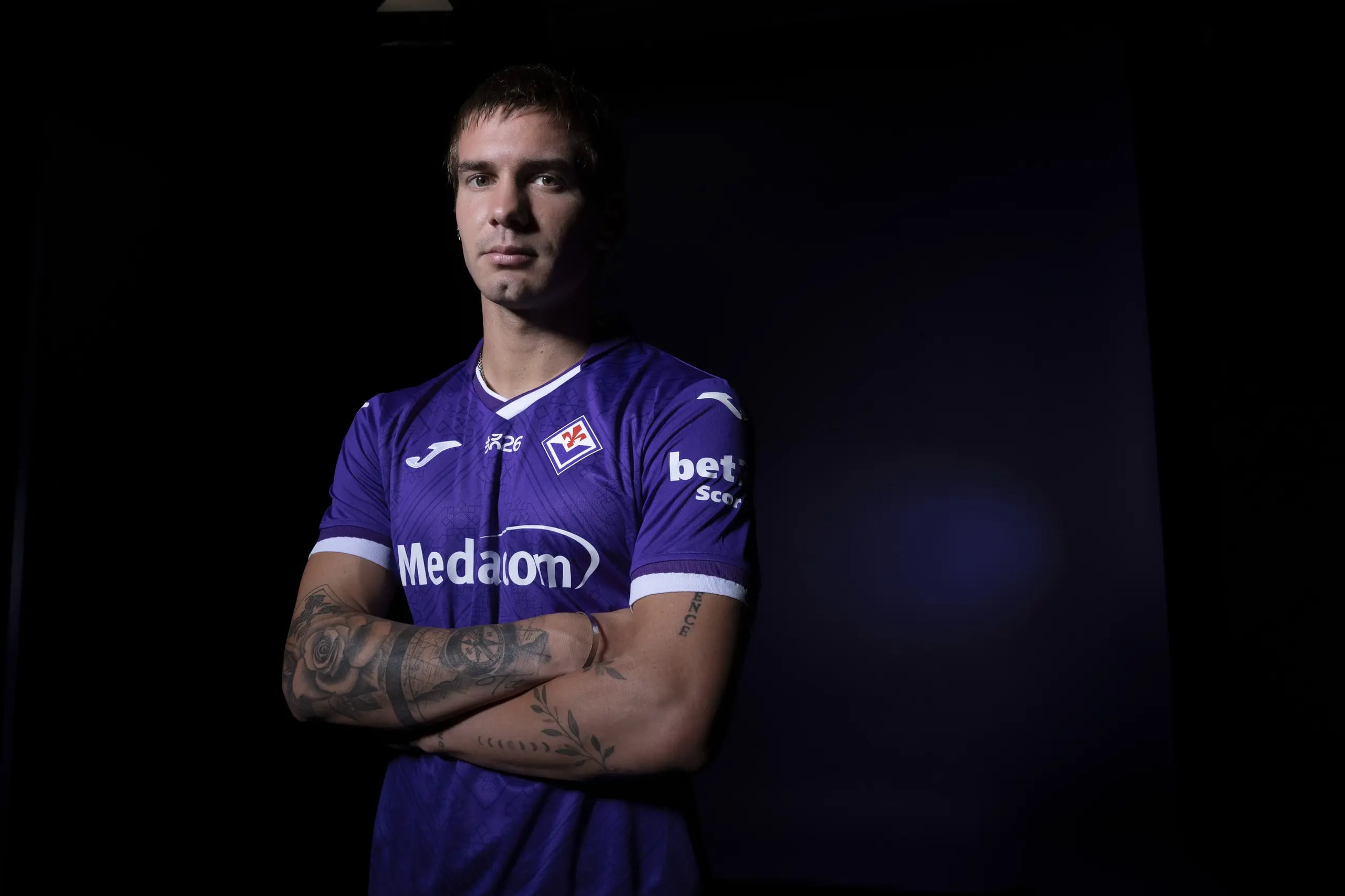 Mastantuono fue recibido por 500 hinchas del Viola en el Aeropuerto de Florencia (Fiorentina oficial)