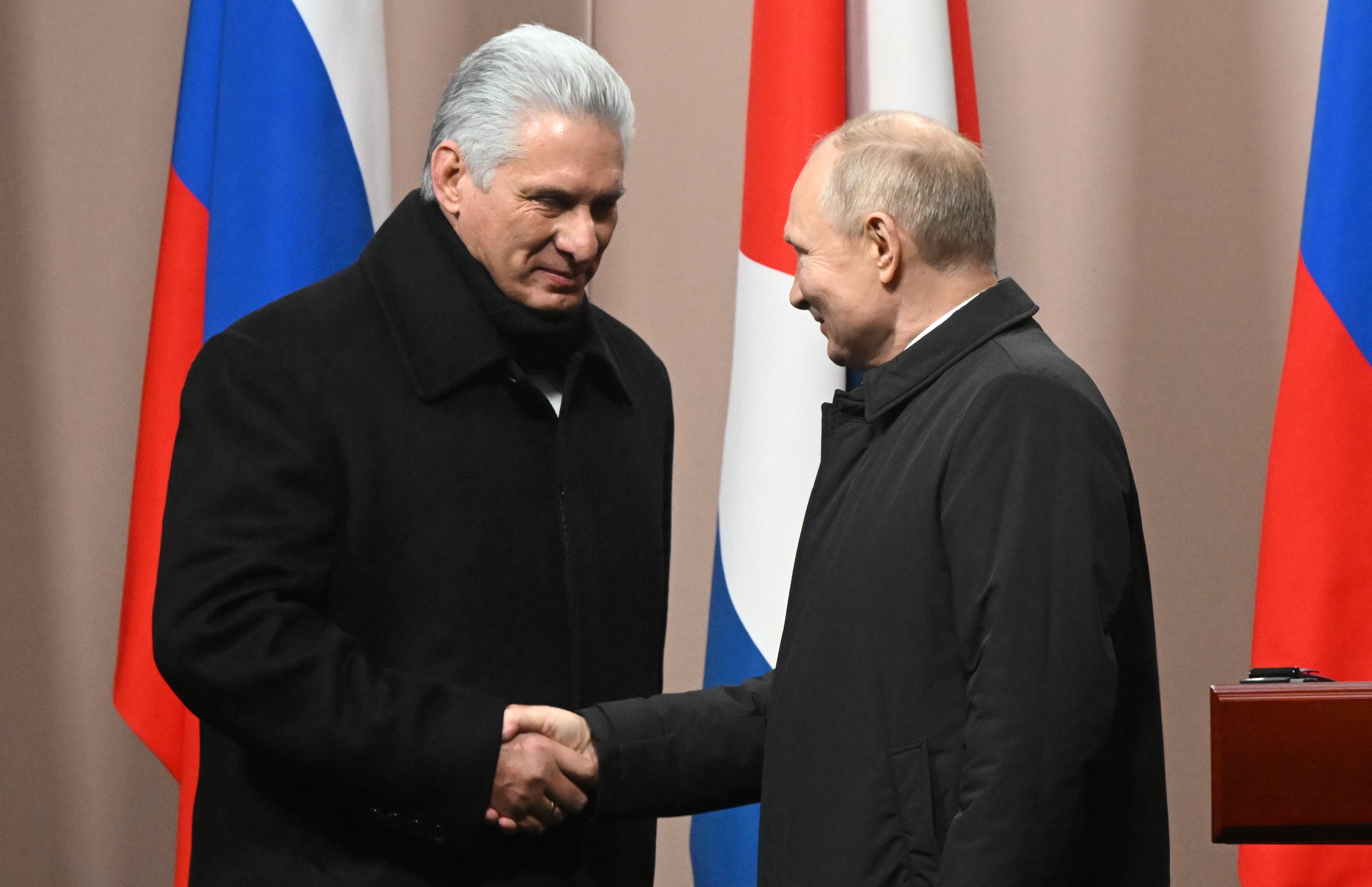 El dictador cubano Miguel Díaz-Canel saluda a Vladimir Putin, uno de sus principales aliados (EFE/Sergei Savostyanov/Kremlin)