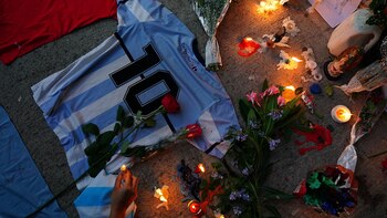 Flores, camisetas y velas encendidas: