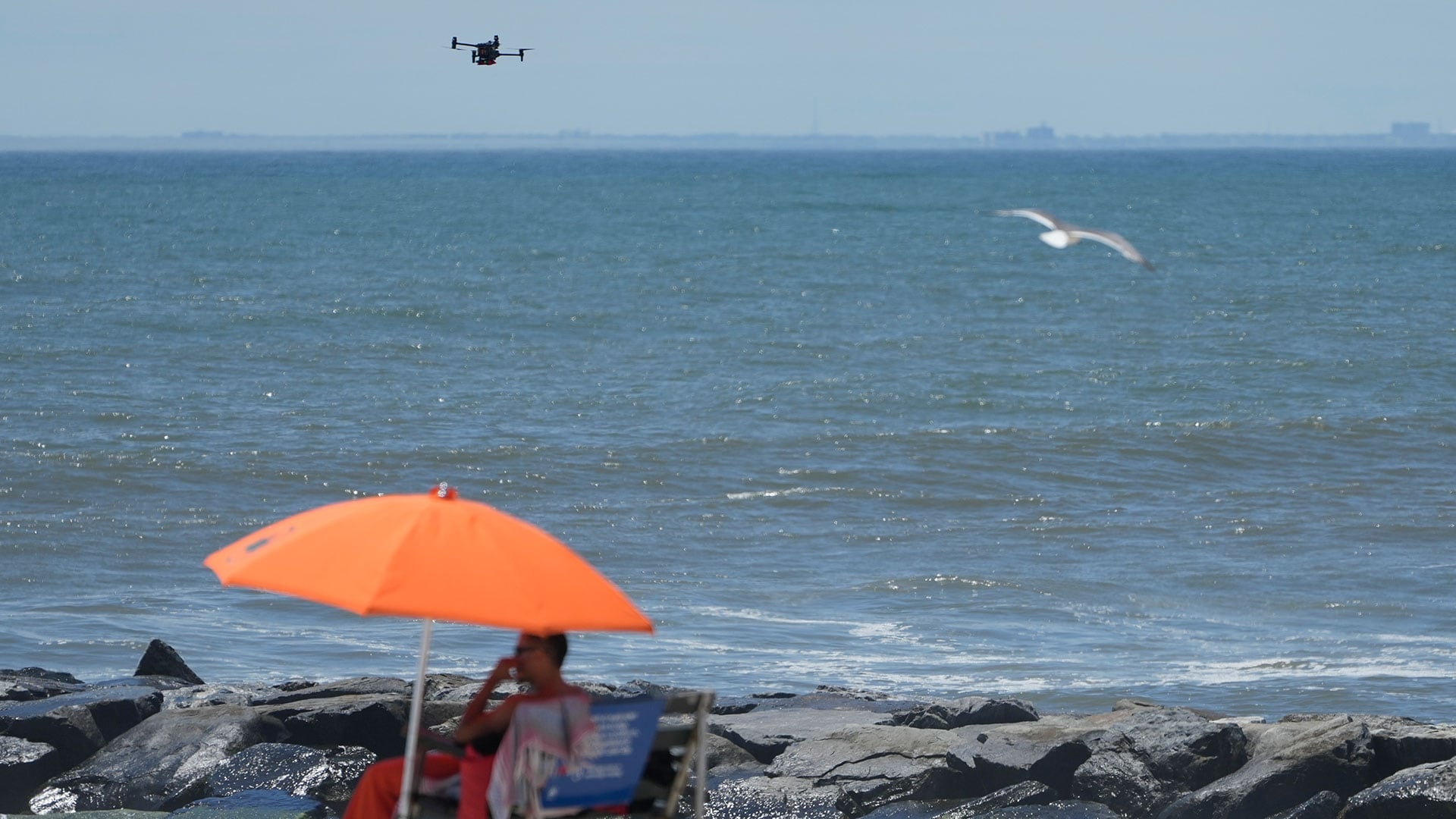 La ola de calor en Nueva York llevó al gobierno municipal a abrir centros de climatización y desplegar unidades móviles de salud hasta al menos el 5 de julio. (AP Photo/Seth Wenig)