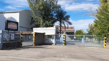 Después de la polémica y los despidos, la empresa favorita de Milei y Caputo contratará nuevos empleados y abrirá 15 locales