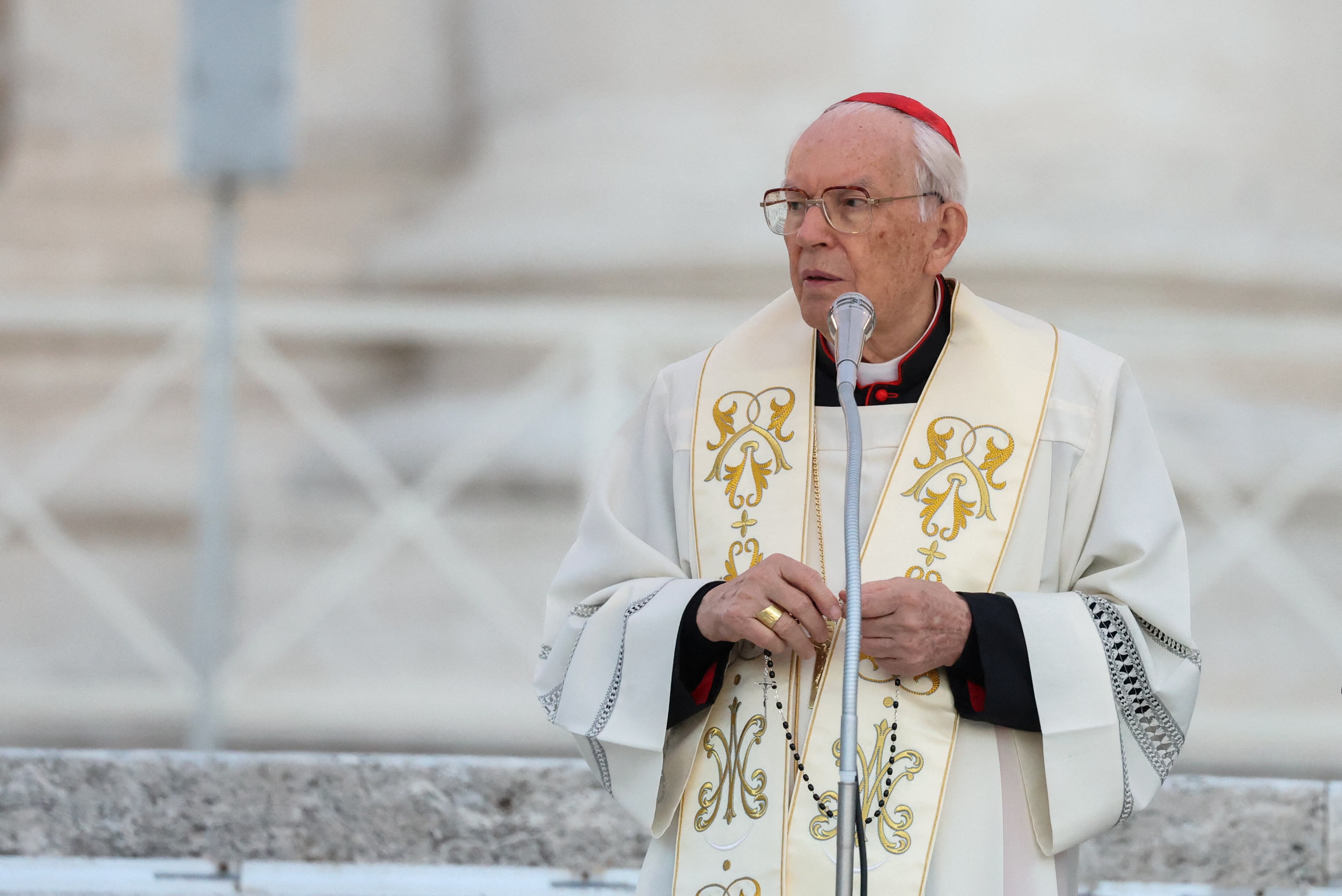 Giovanni Battista Re durante el rezo del martes (REUTERS/Claudia Greco)