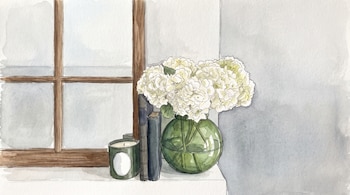 Ilustración en acuarela de un alféizar con una vela verde, dos libros y un jarrón esférico con hortensias blancas junto a una ventana.
