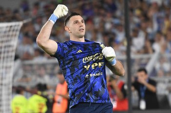 Dibu Martínez saluda al público