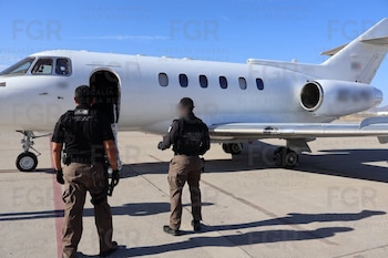 Jesús Corona Damián fue trasladado en un jet. Crédito: FGR
