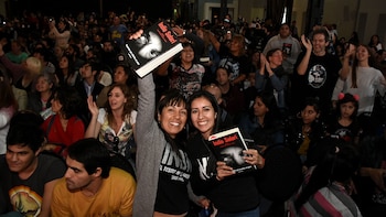 Una pequeña multitud de fans ricoteros acompañó la presentación de 'Recuerdos que mienten un poco' en la Feria del Libro en 2019 (Foto: Nicolás Stulberg)
