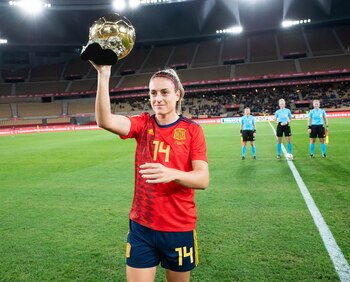 30-11-2021 Alexia Putellas muestra su Balón de Oro a la afición del Estadio de La Cartuja.
La selección española femenina de fútbol cerró el año 2021 con otra gran actuación y ya empieza a mirar con ilusión el 2022 después de sumar este martes en el Estadio de La Cartuja de Sevilla una nueva goleada al batir por 8-0 a Escocia, en partido de clasificación para el Mundial de Australia y Nueva Zelanda de 2023.
ANDALUCÍA ESPAÑA EUROPA DEPORTES SEVILLA
PEDRO GONZÁLEZ/RFEF