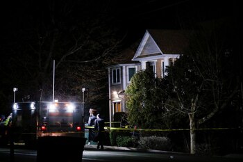 Personas caminan frente a la casa donde cinco fueron apuñalados, en el hogar de un rabino jasídico en Monsey, Nueva York. 29 de diciembre de 2019. REUTERS/Eduardo Munoz